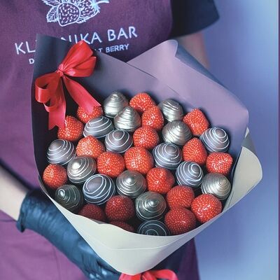 Букет из клубники в шоколаде Классика М в Klubnika Bar по цене 4199