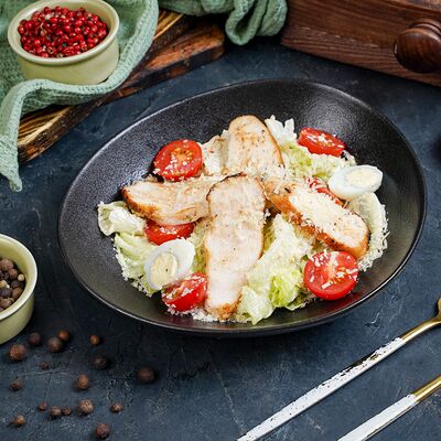 Салат Цезарь с курицей в Deus Burgers по цене 420 ₽