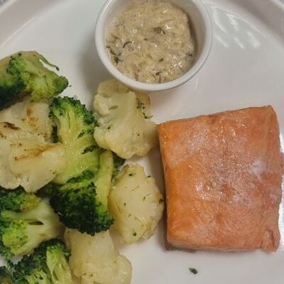 Стейк форели с гарниром из цветной капусты и брокколи и соусом берблан в MAYAR по цене 1560 ₽