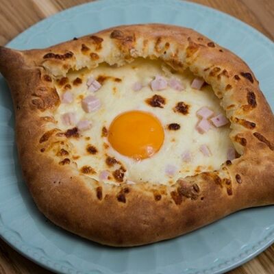 Аджарский хачапури с ветчиной большой в Бебо по цене 500 ₽