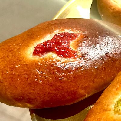 Булочка с натуральной клубникойв Златая Корочка по цене 99 ₽
