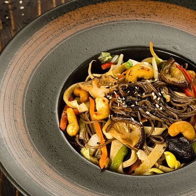 Соба с тофу-лапшой, древесными грибами, кешью и овощами в Огохого по цене 620 ₽