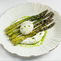 Каймак со спаржей и яйцом пашот в Muse