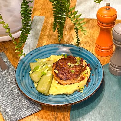 Куриная котлета с картофельным пюре и малосольным огурцом в Лоботрясы кофе и вино по цене 550 ₽
