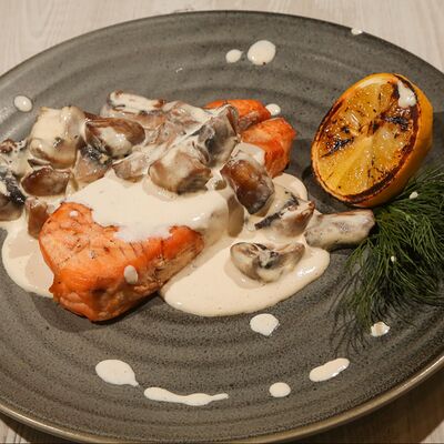 Лосось под сливочно-грибным соусом в Троя по цене 1200 ₽