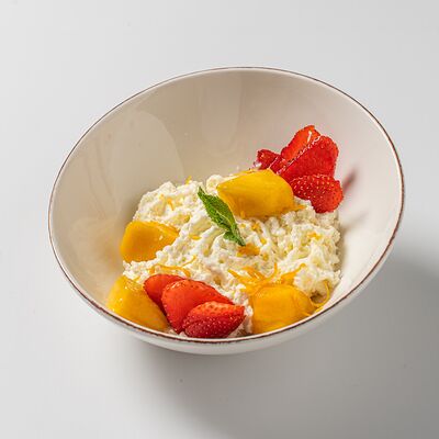 Боул с муссом из белого шоколада в Миндаль по цене 708 ₽