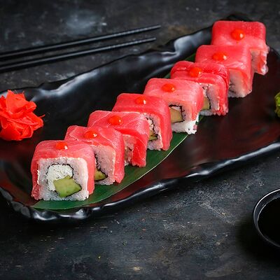 Соломон ролл с тунцом в Fast Япония Premium Sushi по цене 552 ₽