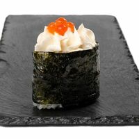 Гункан сливочный с лососем в Green Sushi