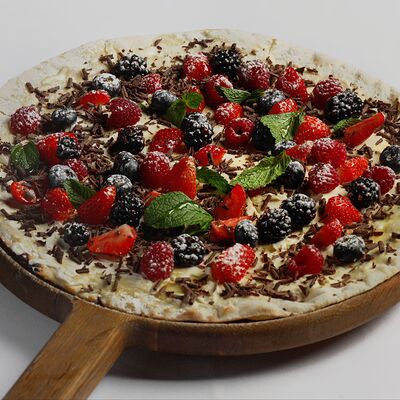 Пицца дольче с ягодами в Bistrot по цене 2800 ₽