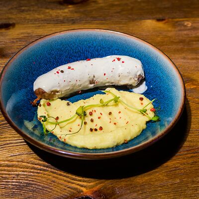 Купаты собственного изготовления с пюре под соусом Уцхо в Shamrock по цене 575 ₽