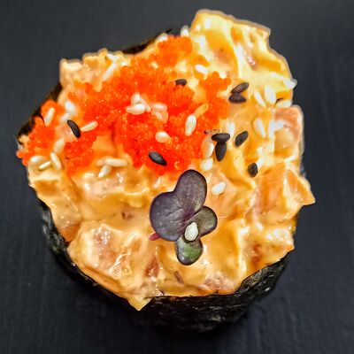 Гункан с копченым лососем в More sushi по цене 189 ₽