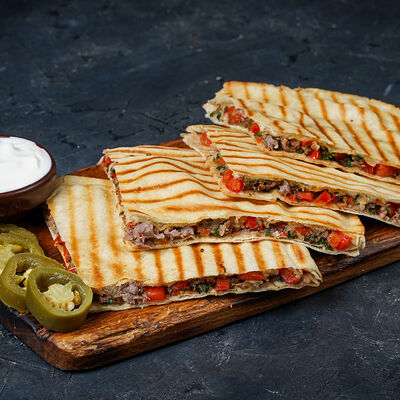 Пита гриль с мясом и овощами в Black Grill House по цене 660 ₽