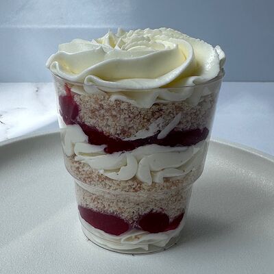 Трайфл Клубника в Любовь есть по цене 490 ₽