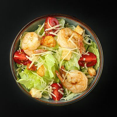Цезарь с креветками в RollWok club Азиатская кухня по цене 599 ₽