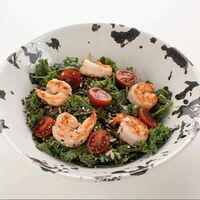 Зеленый салат с креветками в Here sushi