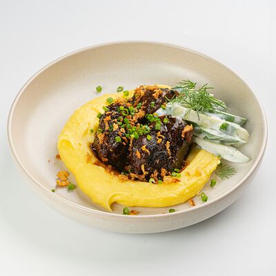 Говяжьи щечки с картофельным пюре и салатом из свежих огурцов в Южанин по цене 185000 сум