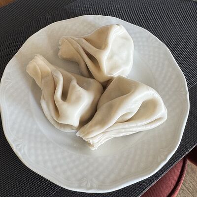 Хинкали с говядиной, свининой и зеленьюв Хинкальная по цене 390 ₽