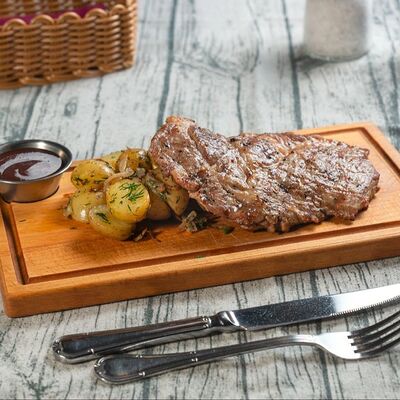 Большая свиная отбивнаяв Molly Malone по цене 940 ₽