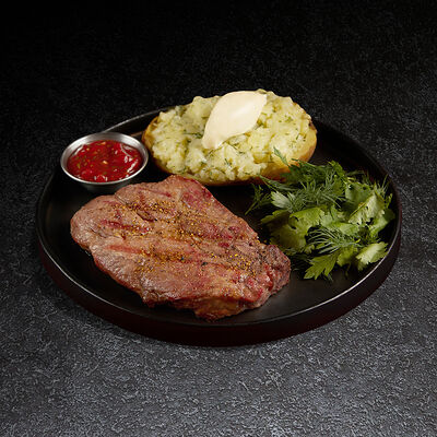 Стейк из шейки мраморной свининые с печёным кинг картофелем в Frank by Баста по цене 1190 ₽