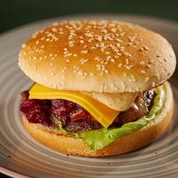 Бургер с мраморной говядиной и копченой вишней в Menthol