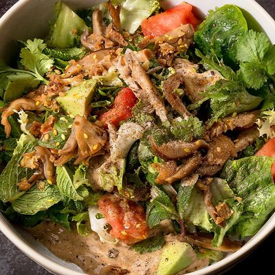 Салат с японскими грибами и кунжутно-трюфельной заправкой в Хариzма по цене 390