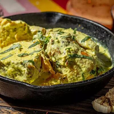 Курица чкмерули в чесночном соусе в Хачапури по цене 840 ₽