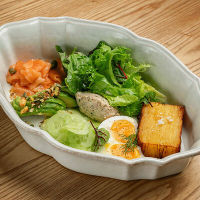 Большой фирменный завтрак с лососем, картофельным гратеном и яйцом в Olio по цене 1090 ₽