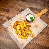Картофель по-деревенски с соусом в Бар Бавария