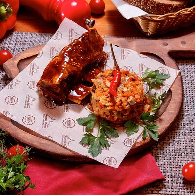 Говяжьи рёбра, запеченные с овощной икрой в Золотая прага по цене 1820 ₽