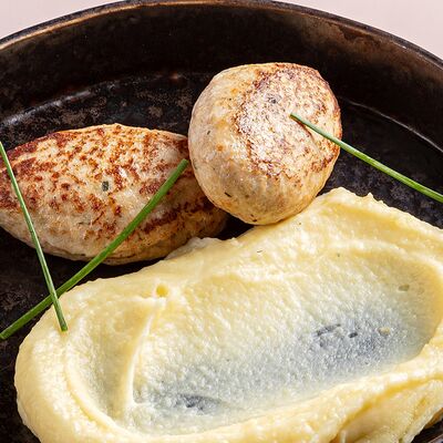 Куриные котлеты с гарниром на выбор в Avgust13 по цене 920 ₽