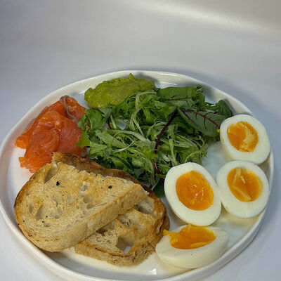 Завтрак с лососем и гуакомолле в Krems по цене 930 ₽