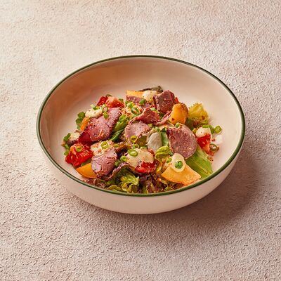 Теплый салат с ростбифом и запеченным картофелем в Хачапури выпечка и вино по цене 580 ₽