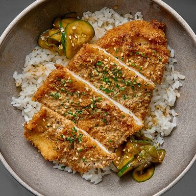 Курица кацу и огурчик кимчи на подушке из отварного риса в 96 азиаток по цене 690 ₽