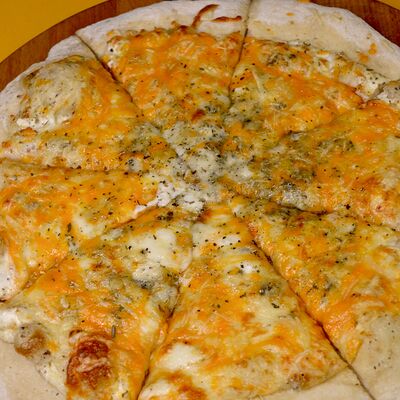 Пицца Четыре сырав TOPKA Reborn по цене 800 ₽