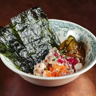 Тартар из тунца с огурцами кимчи и соусом спайси в Мона по цене 900 ₽