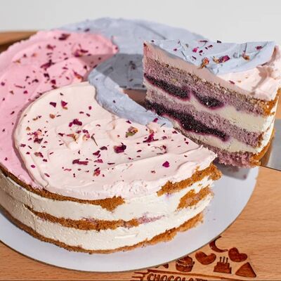 Лавандовый торт с голубикой на креме чиз в Choco.cake.hand по цене 2450 ₽