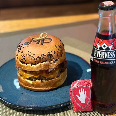 Бургер и Evervess кола на выборв Мясо & Рыба по цене 990 ₽