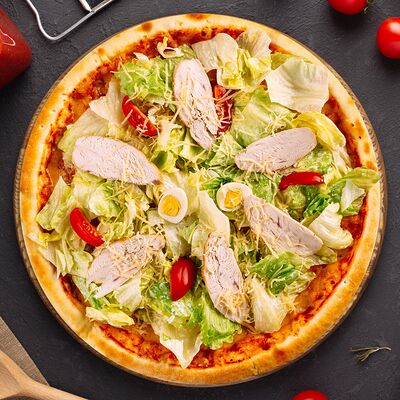 Пицца Цезарь с курицей в Осетинские пироги Виктория по цене 1150 ₽