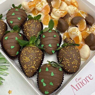 Новогодний набор из клубники в шоколаде и мандаринов №1 в Con Amore по цене 2490 ₽