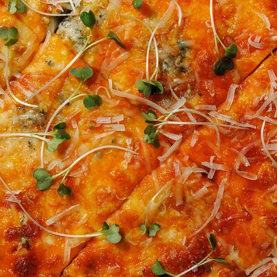 Римская пицца Четыре сыра в Feromon по цене 750 ₽