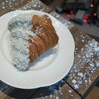 Круассан Рафаэлло в Eclair