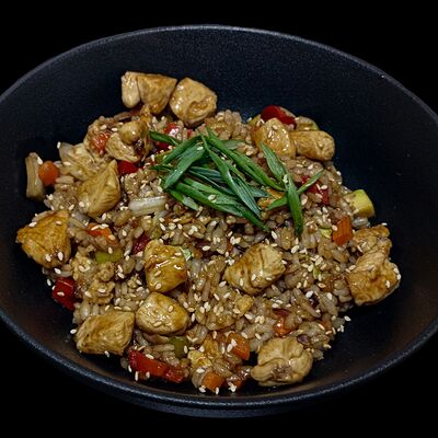 Рис с курицей фирменный в Сытый японец по цене 439 ₽