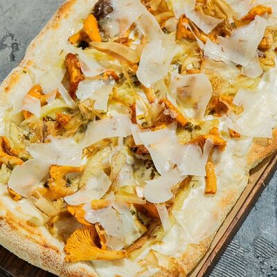 Пицца с лисичками, баклажаном и стружкой бонитов Муссон по цене 1350 ₽