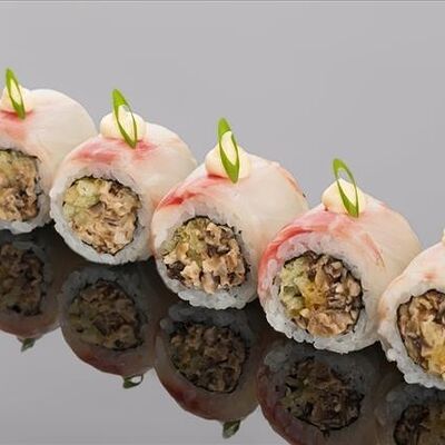 Хрустящий ролл с сибасом, грибами шиитаке и трюфельным соусом в Bluefin по цене 1800 ₽