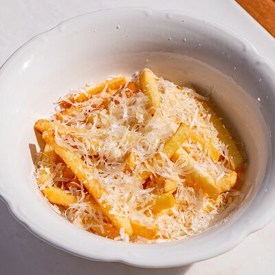 Картофель фри с пармезаном и трюфельным маслом в Brasserie Lambic по цене 690 ₽