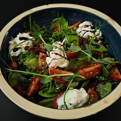 Салат с вялеными томатами и страчателлой в Байский по цене 870 ₽