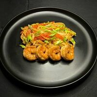 Wok с креветками и соусом карри в Testoo