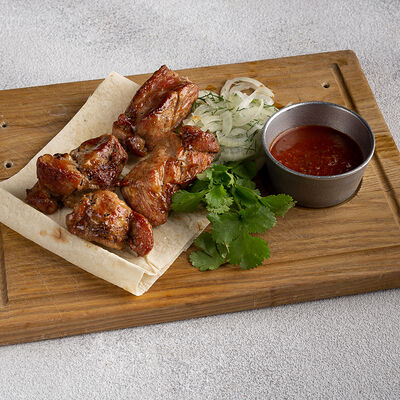 Шашлык из cвинoй шеи в Мацони по цене 650