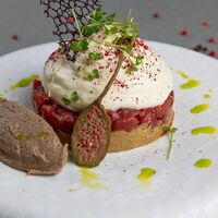 Тартар из говядины с печеным баклажаном и сырным муссом в Усадьба на дворянской