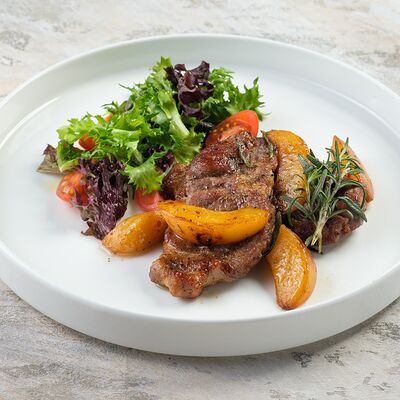 Стейк из cвинoй шеи в Lemongrass по цене 614 ₽